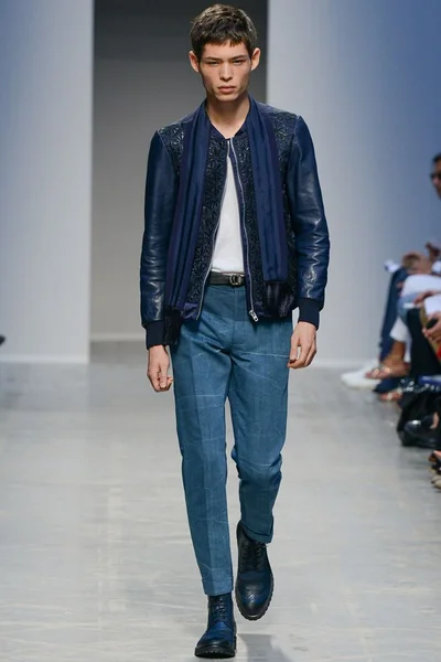 Look 15